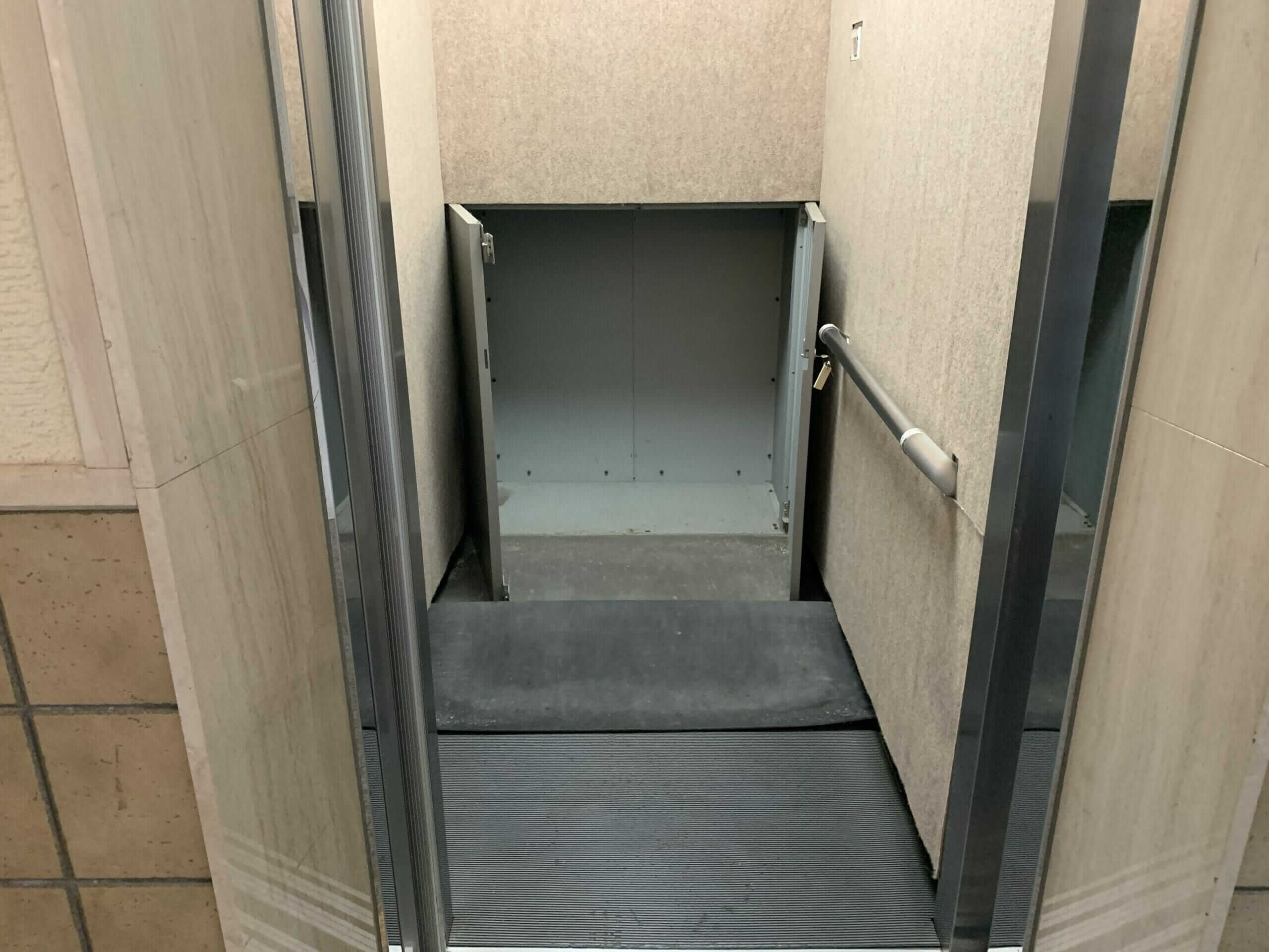 ストレッチャーも積めるマンションのエレベーター 隠し扉 福祉 介護 タクシー 熊本市南区 つむぐ